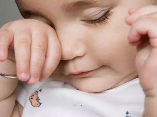 捏宝宝鼻子能捏出高鼻梁吗,宝宝老是擦鼻子擦眼睛