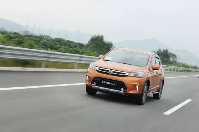 你先镇定一下,我们要在野生动物园里开车了