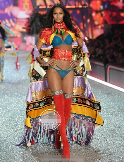 没看现场不要紧！用海量美图告诉你今年维密秀长腿美胸都这样玩