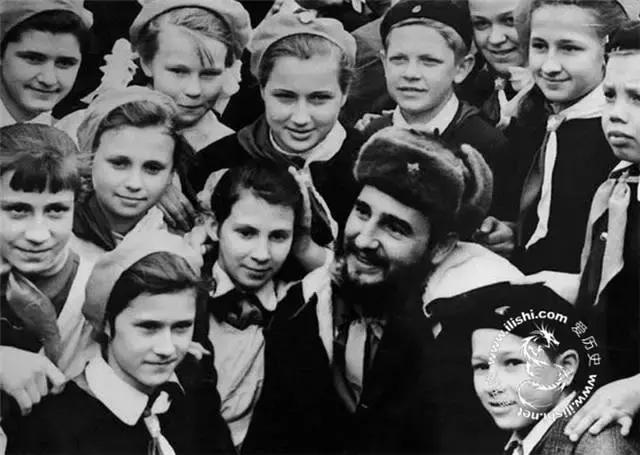 我哭豺狼笑的下句,我哭豺狼笑这句话出自哪里