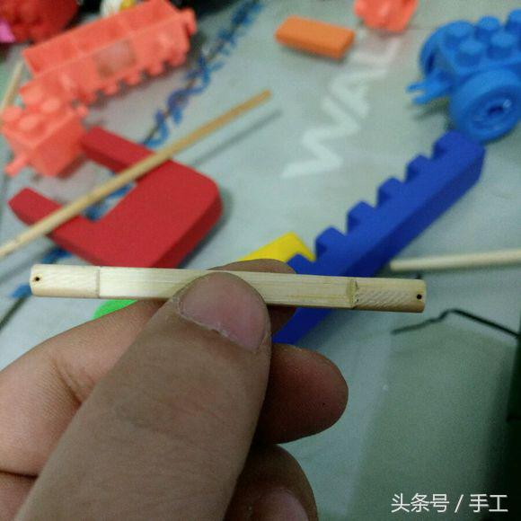 用箱子做能动的小机器人,用瓶子和盖子做机器人