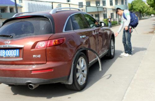 一双双臭脚丫子，*辱侮**了豪车