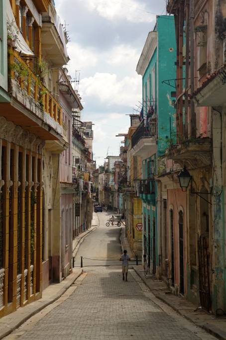 在古巴,1个人1个月只能有5个鸡蛋