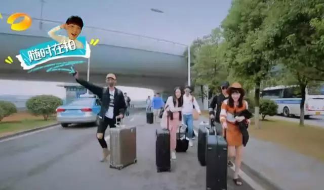 90后新星扮记者采访胡歌赵丽颖,采访胡歌谈到赵丽颖