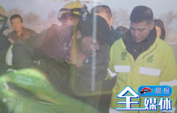 小车追尾大货车卡在后面视频,面包车追尾大货车