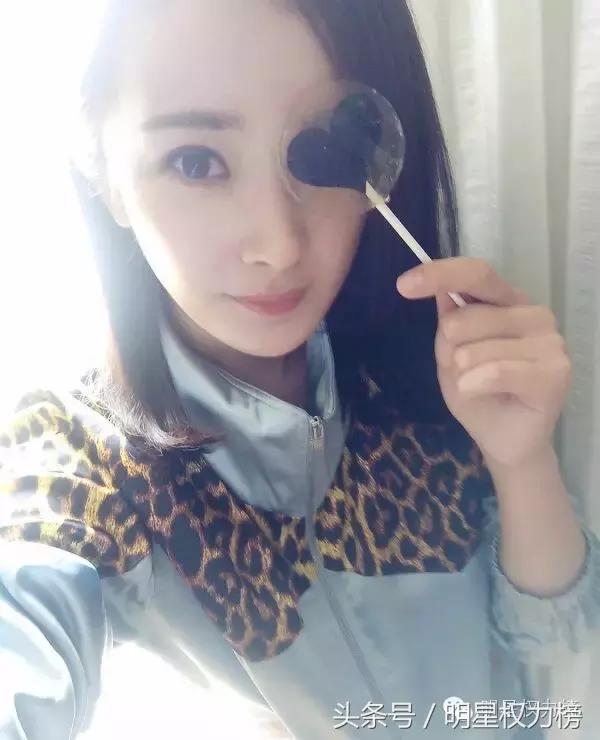 明星自拍除了卖萌还会搞怪！鹿晗TFBOYS教你自拍的正确姿势