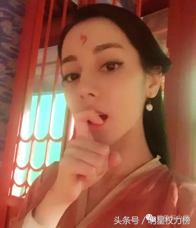 明星自拍除了卖萌还会搞怪！鹿晗TFBOYS教你自拍的正确姿势