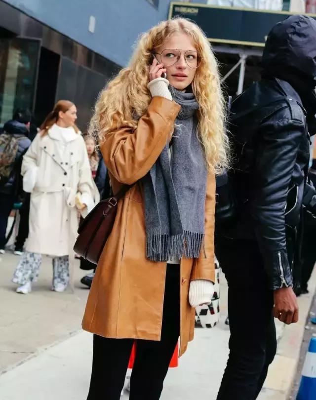 杨幂同款蓝色围巾,杨幂最新同款围巾