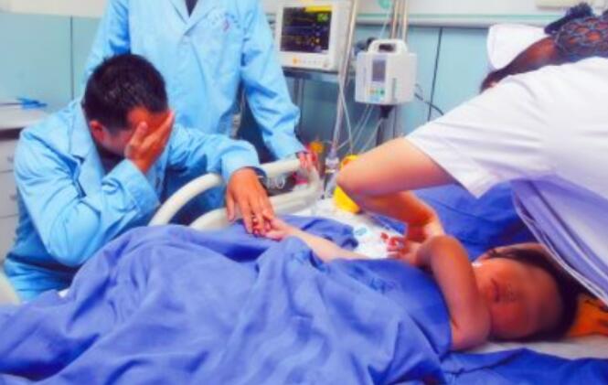 小孩手背擦伤严重,儿子擦伤了妈妈心痛的说说