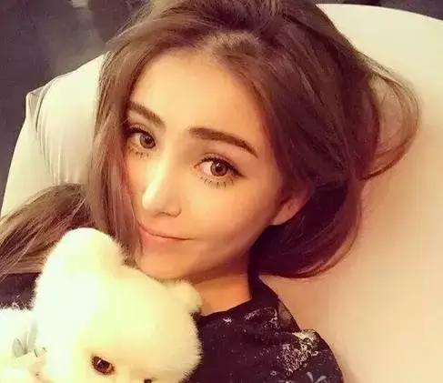 她就是个93年的小太妹，凭什么能成为天王嫂？