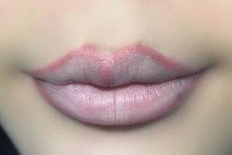 正确涂口红的步骤新手一看就会,最简单涂口红不掉色