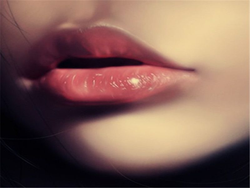 嘴唇一年四季干裂脱皮怎么回事,嘴唇干裂脱皮眼睛干涩怎么回事