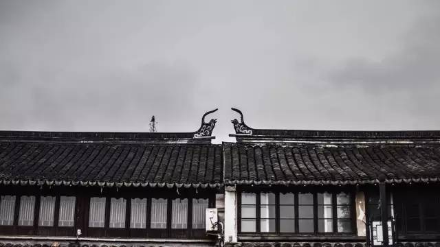 水没有故事，故而郑重其事