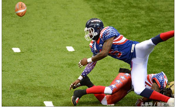 美式橄榄球暴力冲撞受伤,美式橄榄球正面冲撞犯规么