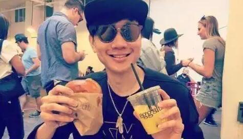 王思聪给王可可买的狗链挑衅了整个娱乐圈吴亦凡权志龙躺枪