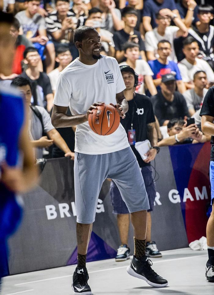 如何选择符合自己的篮球鞋楦型,怎么根据场地选篮球鞋