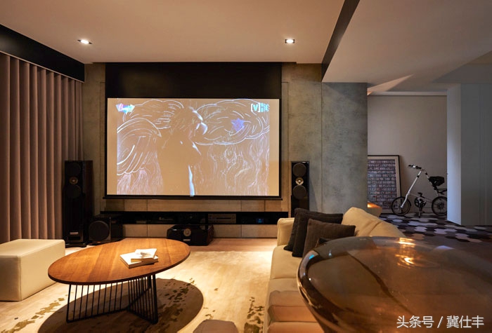 电视墙原来还可以这样：电视机内嵌，轻松看投影，不再是难题