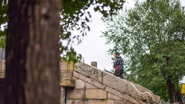 水没有故事，故而郑重其事