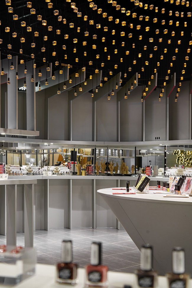 k11购物艺术中心霓虹厅,广州k11的店铺设计