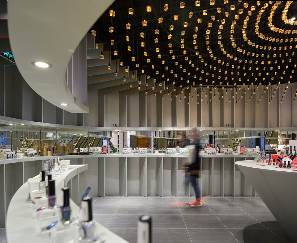 k11购物艺术中心霓虹厅,广州k11的店铺设计