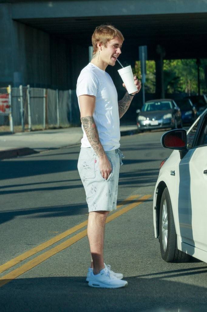 JustinBieber穿着小白鞋，却越来越沧桑...