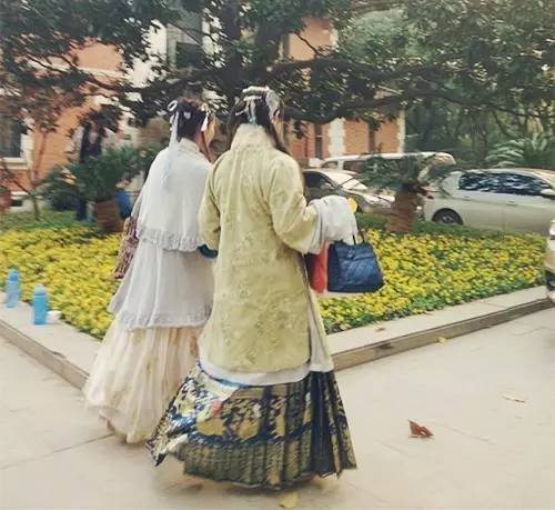 上海落叶不扫景观道,上海秋天不扫落叶的街道