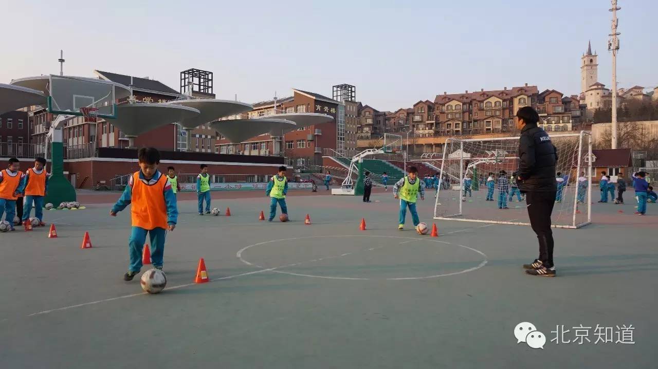 足球是让幼儿发展的第一运动,学校展开了一场激烈的足球赛