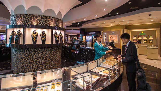 在迪拜机场血拼的中国人