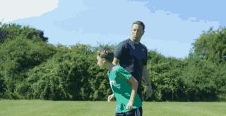 妹子出现时，老司机教你用踢球技术实力把妹