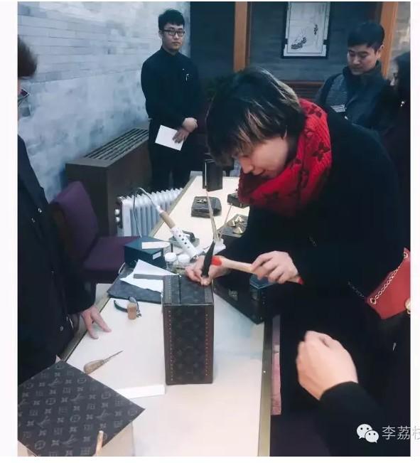 我在LV展价值20万人民币的箱子上吃了一顿老北京饺子