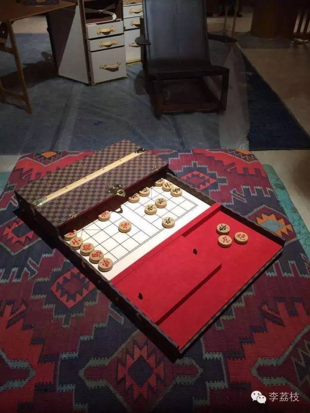 我在LV展价值20万人民币的箱子上吃了一顿老北京饺子