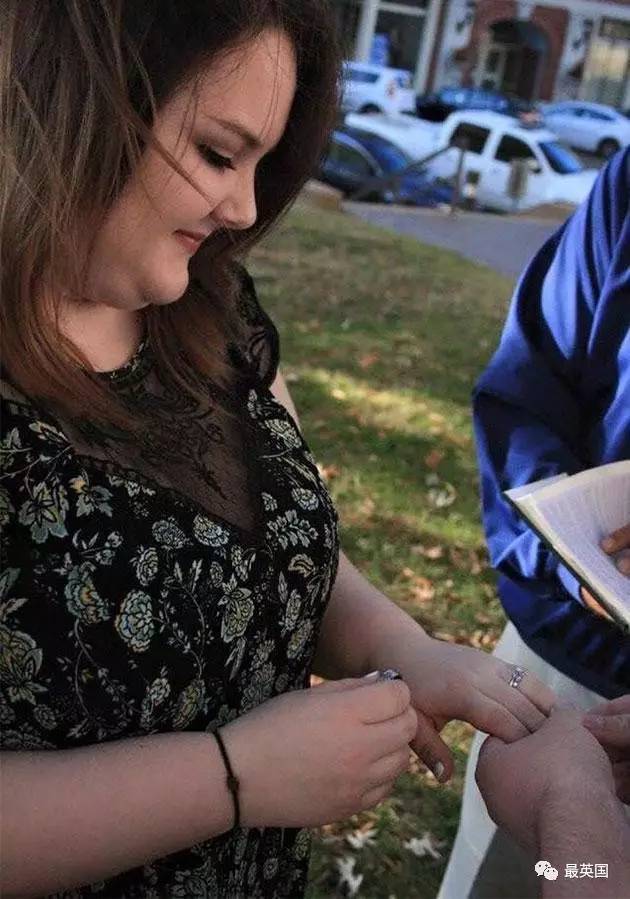 新婚夫妻卖黄金事件,新婚夫妻花8万元