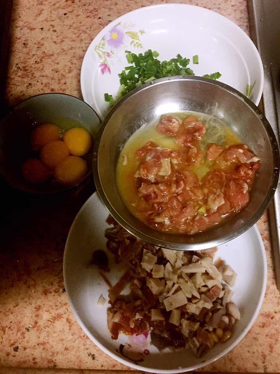 昨天剩的米饭怎么做蛋炒饭,黄金炒饭怎么炒才好吃