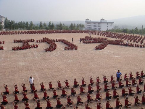 河南登封塔沟武校万人表演直播,河南郑州登封塔沟武术学校打山门