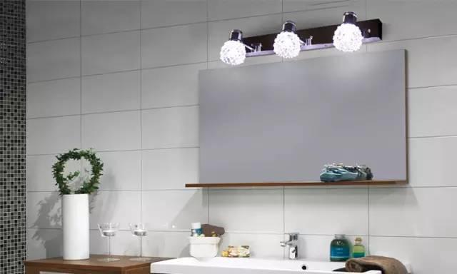 家里一般什么灯比较实用又方便换,卧室的灯最佳位置装哪里你知道吗