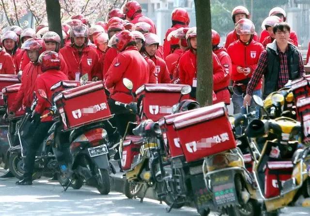 外卖小哥把汤弄洒了自己承担吗,外卖小哥把外卖洒了算谁的