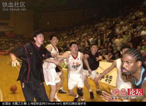 该出手时就出手，打球不行就打架，男篮在国际赛场的*力暴**事件