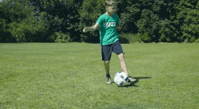 妹子出现时，老司机教你用踢球技术实力把妹