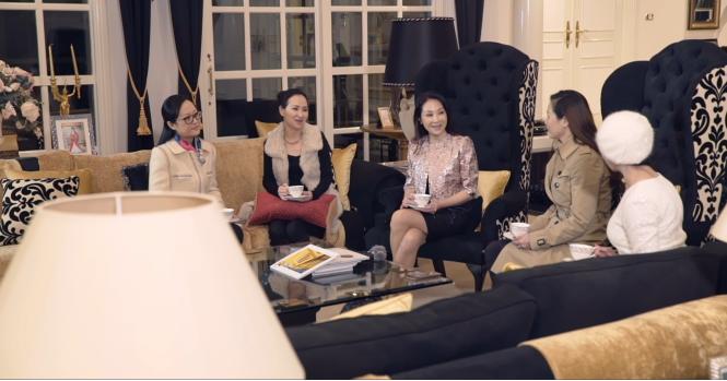 这是一个关于一群华人富婆,到澳洲买苦吃的故事