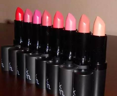 一年服下那么多唇膏,老板麻烦给我来根能吃的!