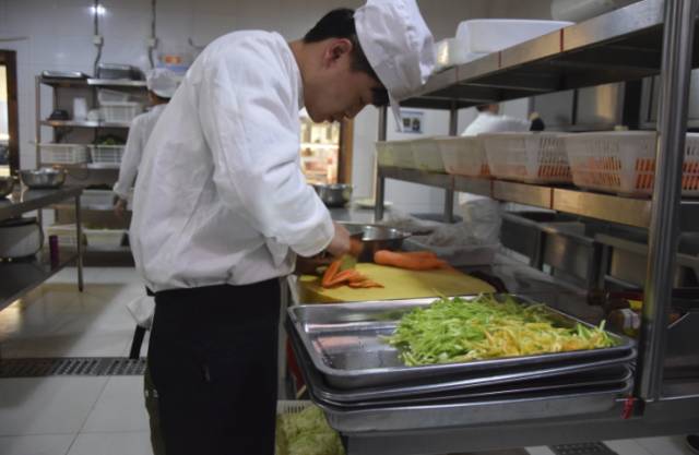 吃完食堂的第200碗饭，Ta说带我去后厨看看