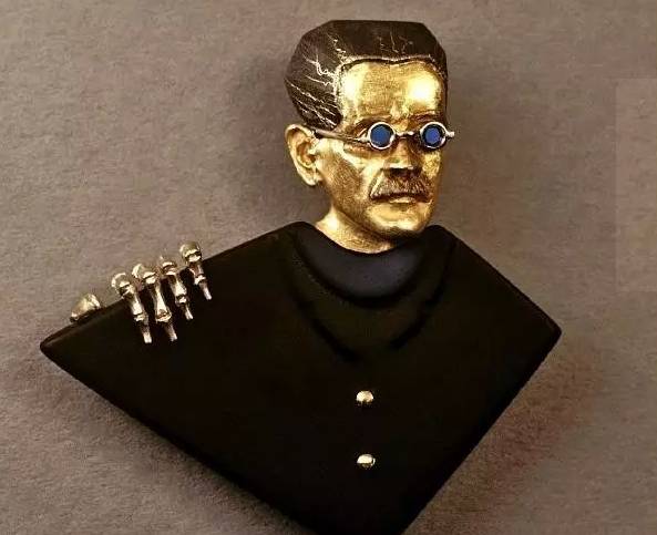 驼色大衣戴胸针,黑色大衣适合戴的胸针