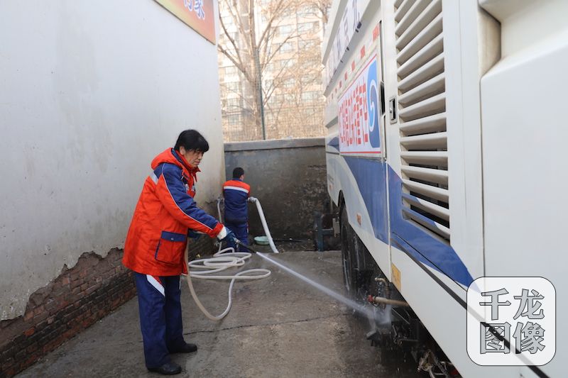 和四十多号大老爷们一起抗霾的女环卫队长