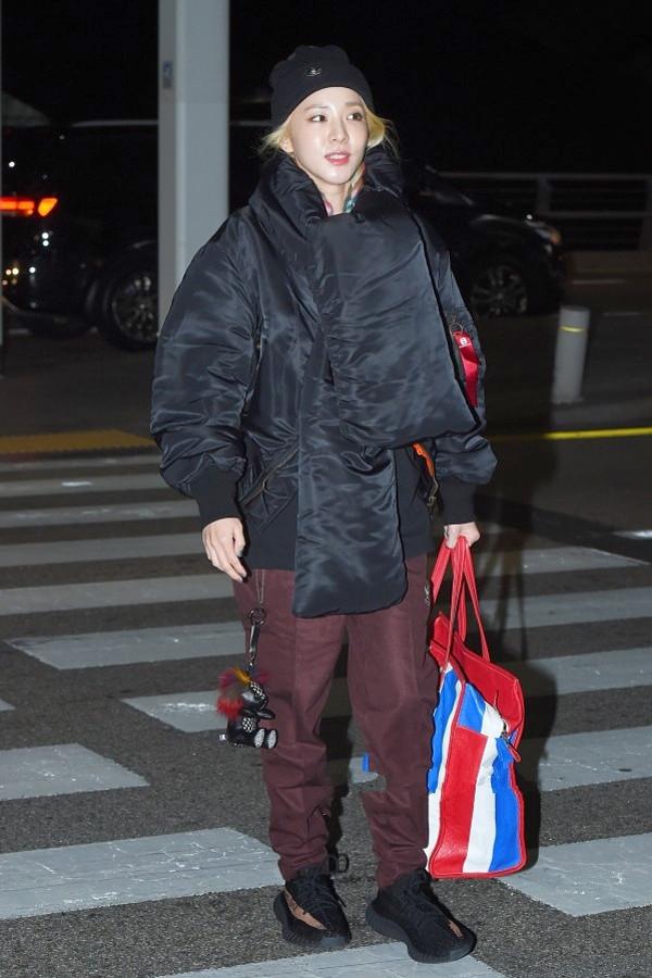 韩国女明星机场照皮衣,韩国女明星同款阿迪达斯