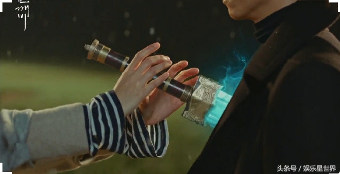 《鬼怪》吻戏：恩卓无法拔出金信的剑，猝不及防地来了个唯美之吻