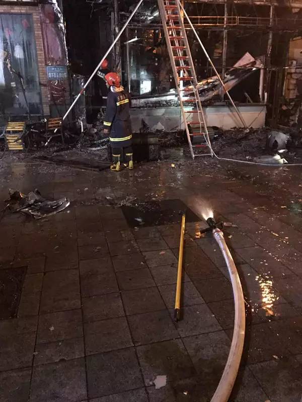 昨晚,小白楼欧式风情街一商铺发生火情!