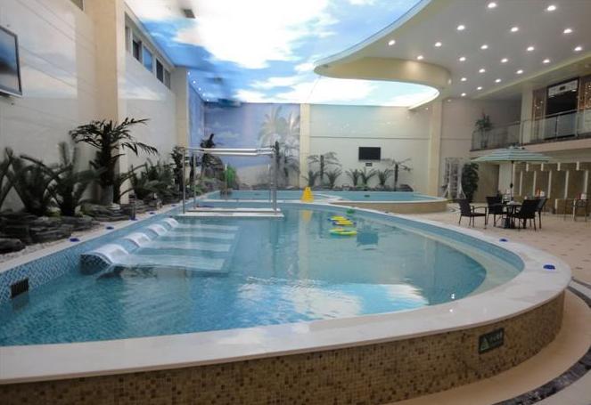 足球中场休息球员下场谁又上去了,足球中场休息15分钟干嘛