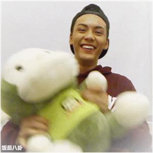 刘烨和陈伟霆视频,戏里戏外造型反差大的明星