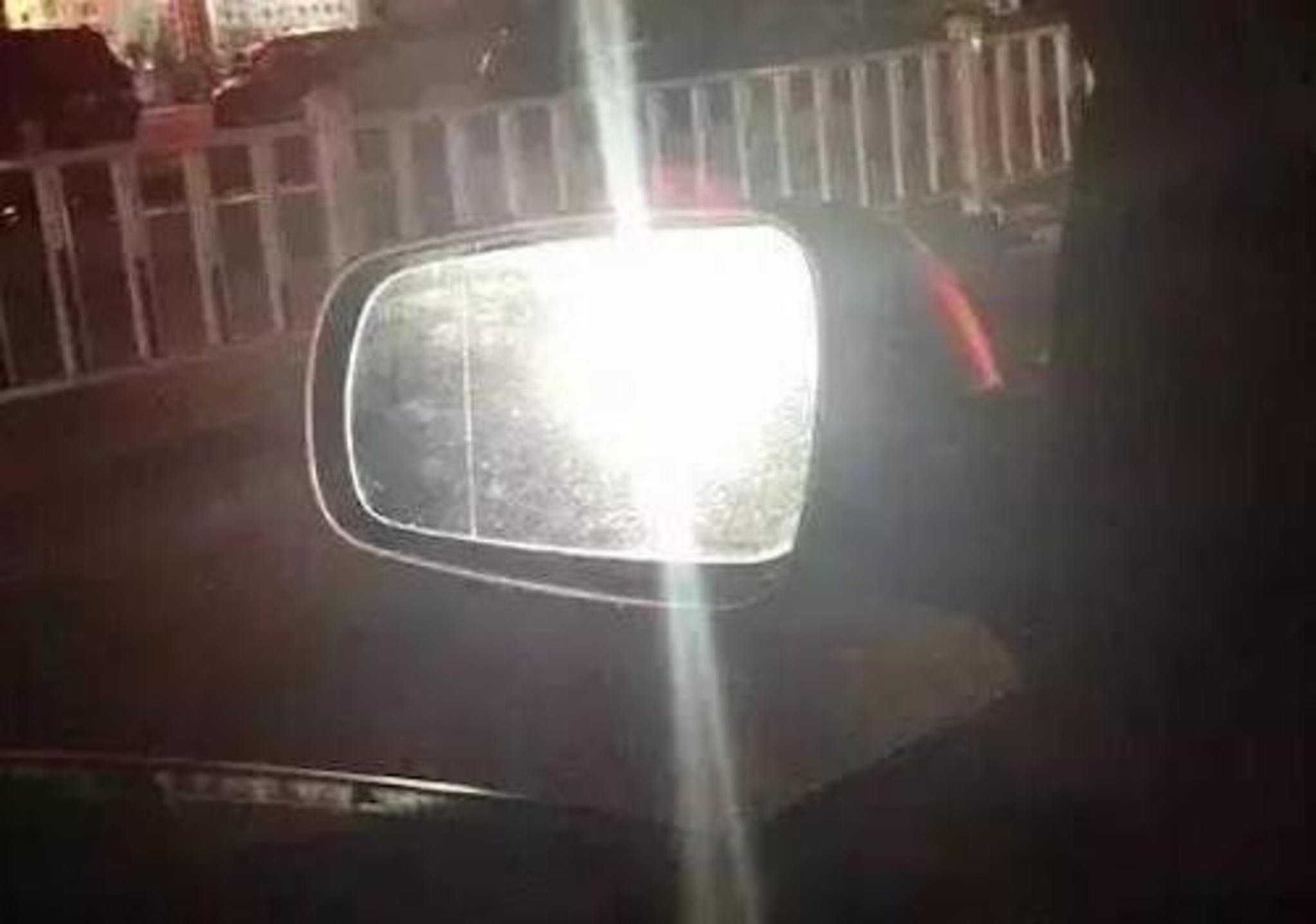 怎么对付后车开远光灯,强光手电对付后车远光灯