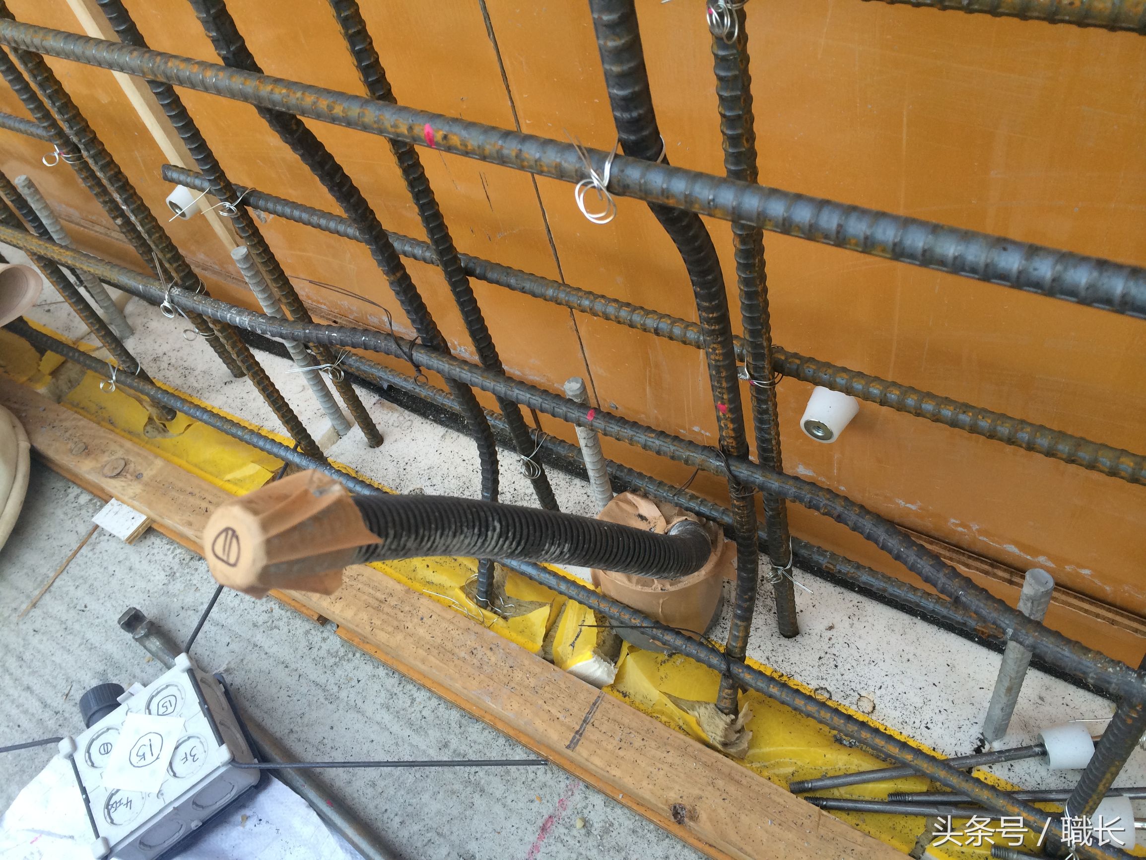 电工插座开关预埋现场视频,承重墙怎么预埋插座